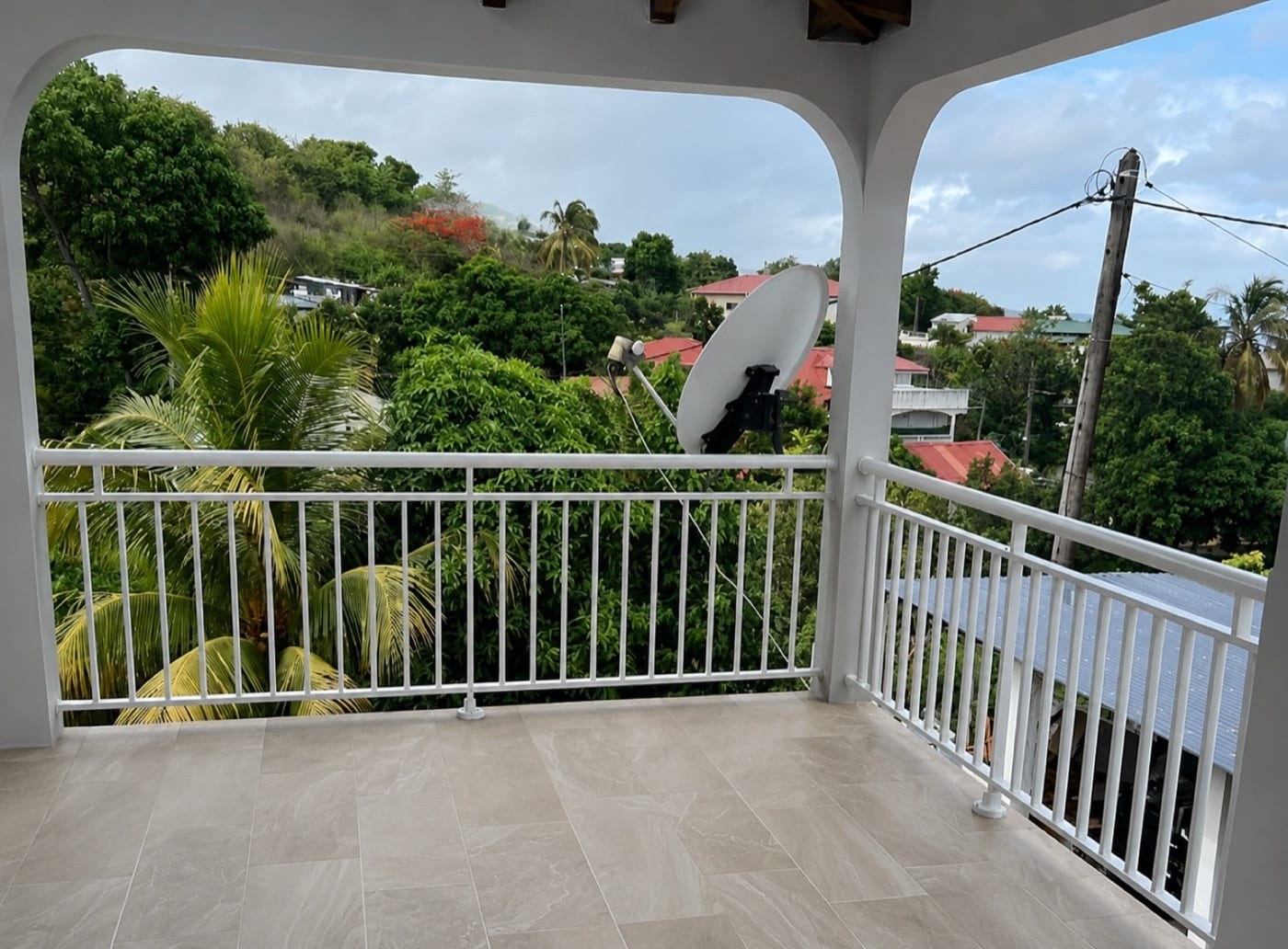 Balcon sur mesure installé sur une maison en Martinique