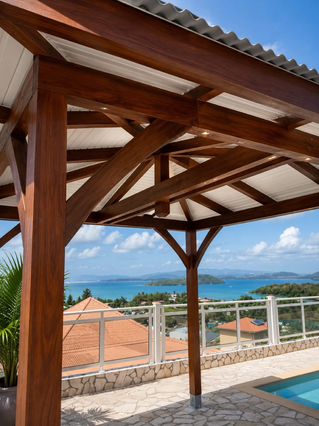 Carbet sur mesure aménagé dans un jardin en Martinique
