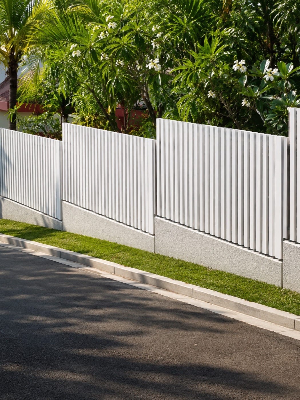 Après : clôture avec portail assorti sécurisant le terrain