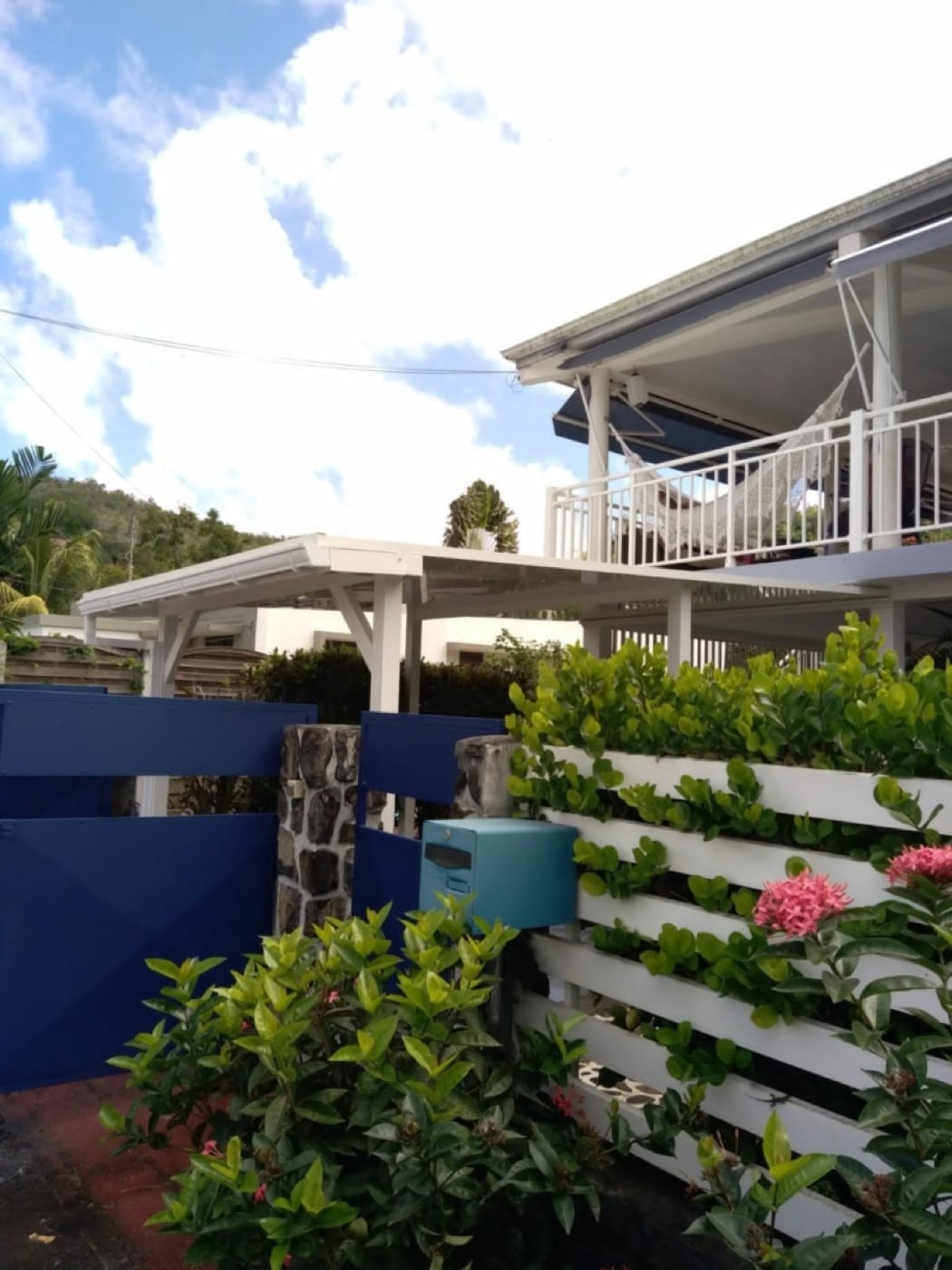 Avancée de terrasse réalisée par FOR HOME DESIGN en Martinique