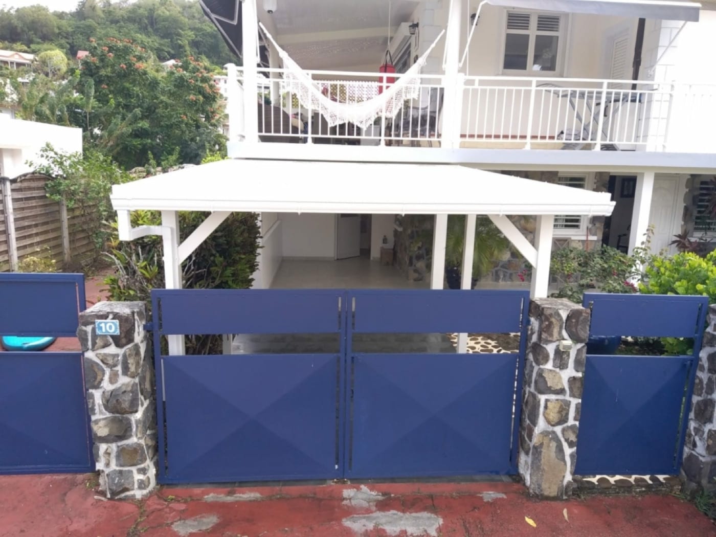Avancée de terrasse réalisée par FOR HOME DESIGN en Martinique