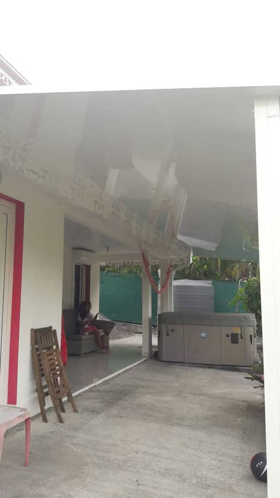 Avancée de terrasse couvrant un salon et une salle à manger extérieurs