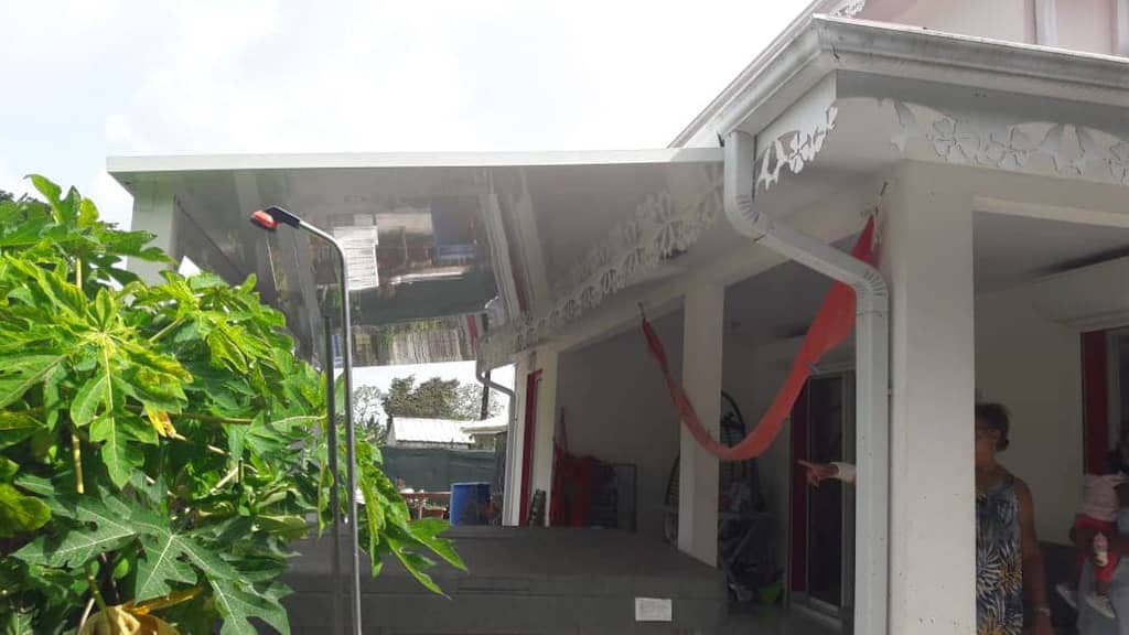 Avancée de terrasse en bois en cours de construction en Martinique