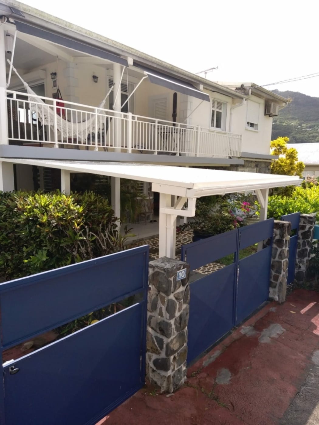Avancée de terrasse réalisée par FOR HOME DESIGN en Martinique