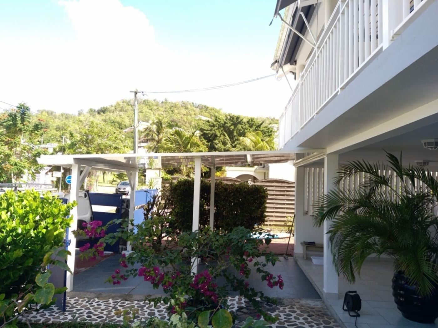 Avancée de terrasse réalisée par FOR HOME DESIGN en Martinique