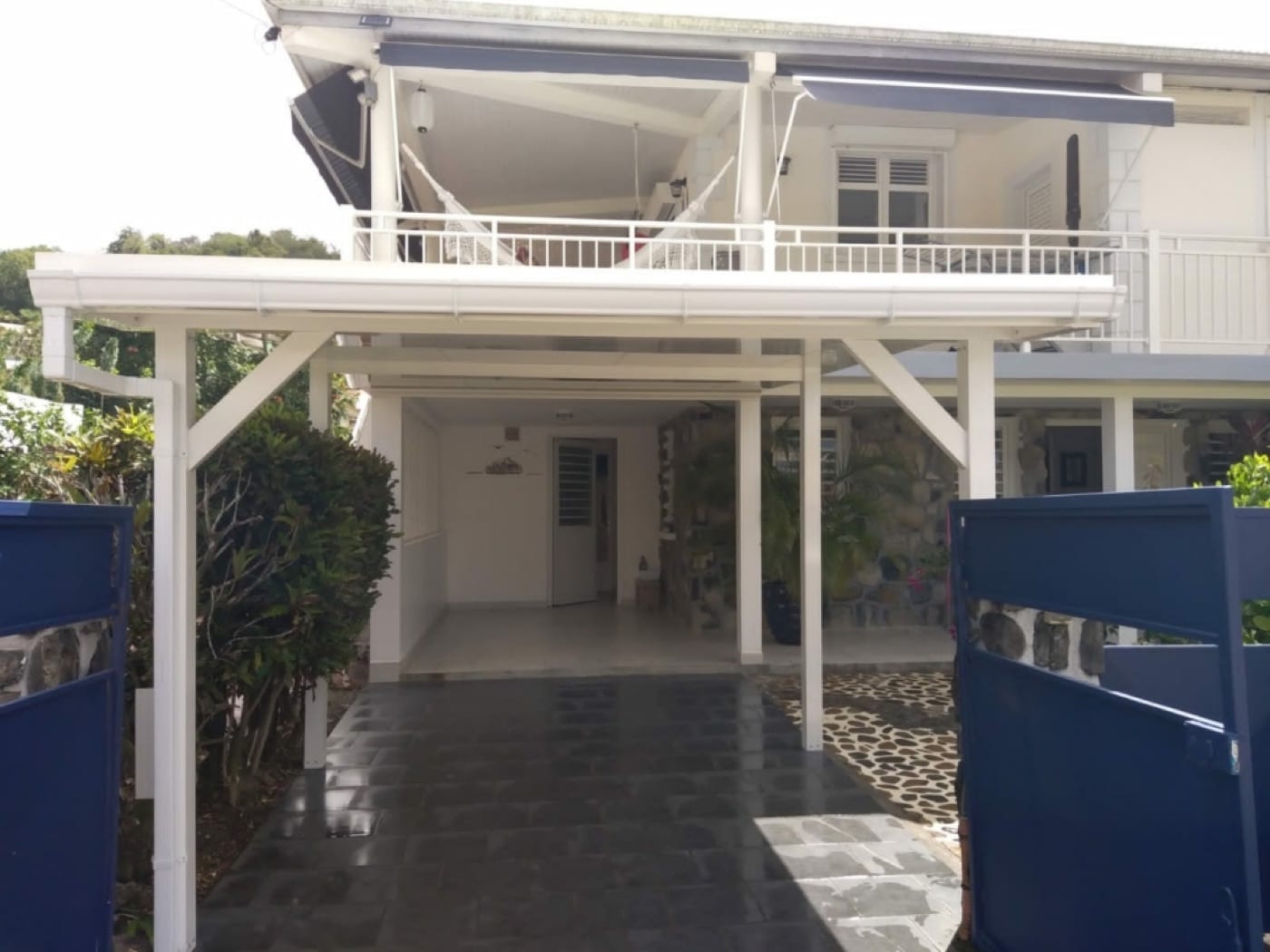 Avancée de terrasse réalisée par FOR HOME DESIGN en Martinique