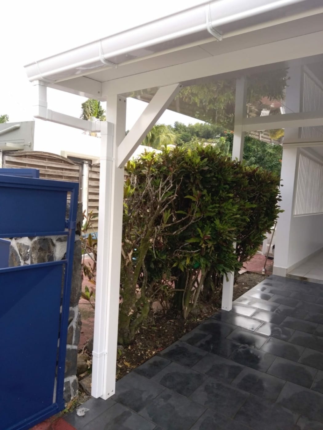 Avancée de terrasse réalisée par FOR HOME DESIGN en Martinique
