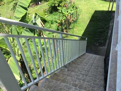 Balcon en aluminium aux lignes contemporaines adossé à une villa