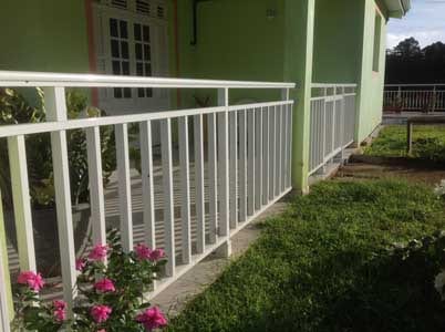 Balcon métal avec garde-corps inox sur une façade en Martinique
