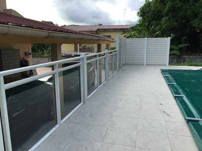 Balcon en porte-à-faux avec garde-corps en verre