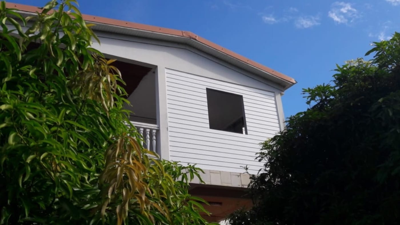 Façade habillée d'un bardage aluminium à lames sur une villa en Martinique