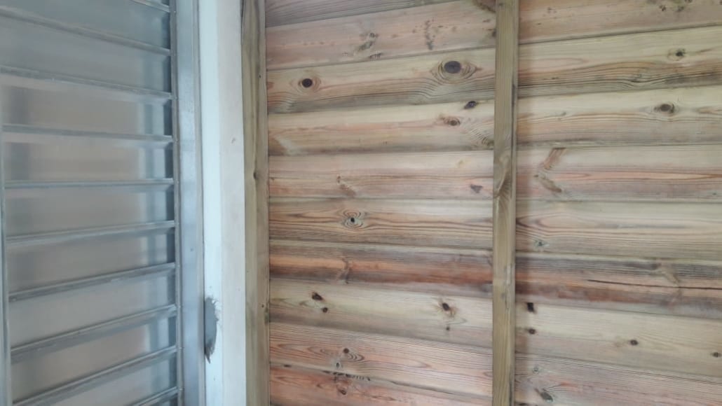 Bardage aluminium blanc contemporain sur une façade de villa