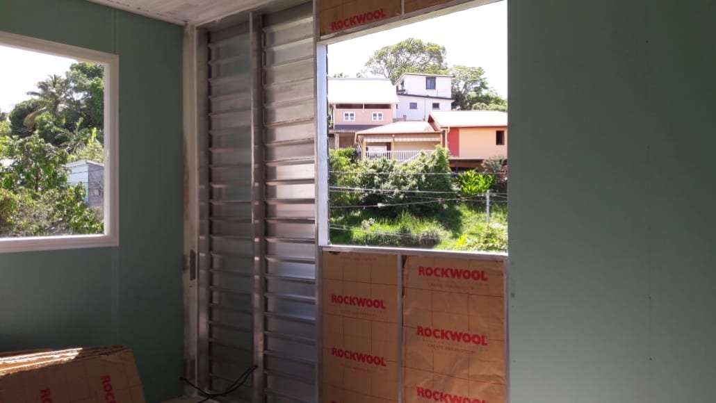 Façade avec bardage aluminium et isolation par l'extérieur