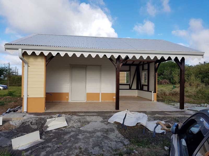 Bungalow en bois avec terrasse au bord d'une piscine en Martinique