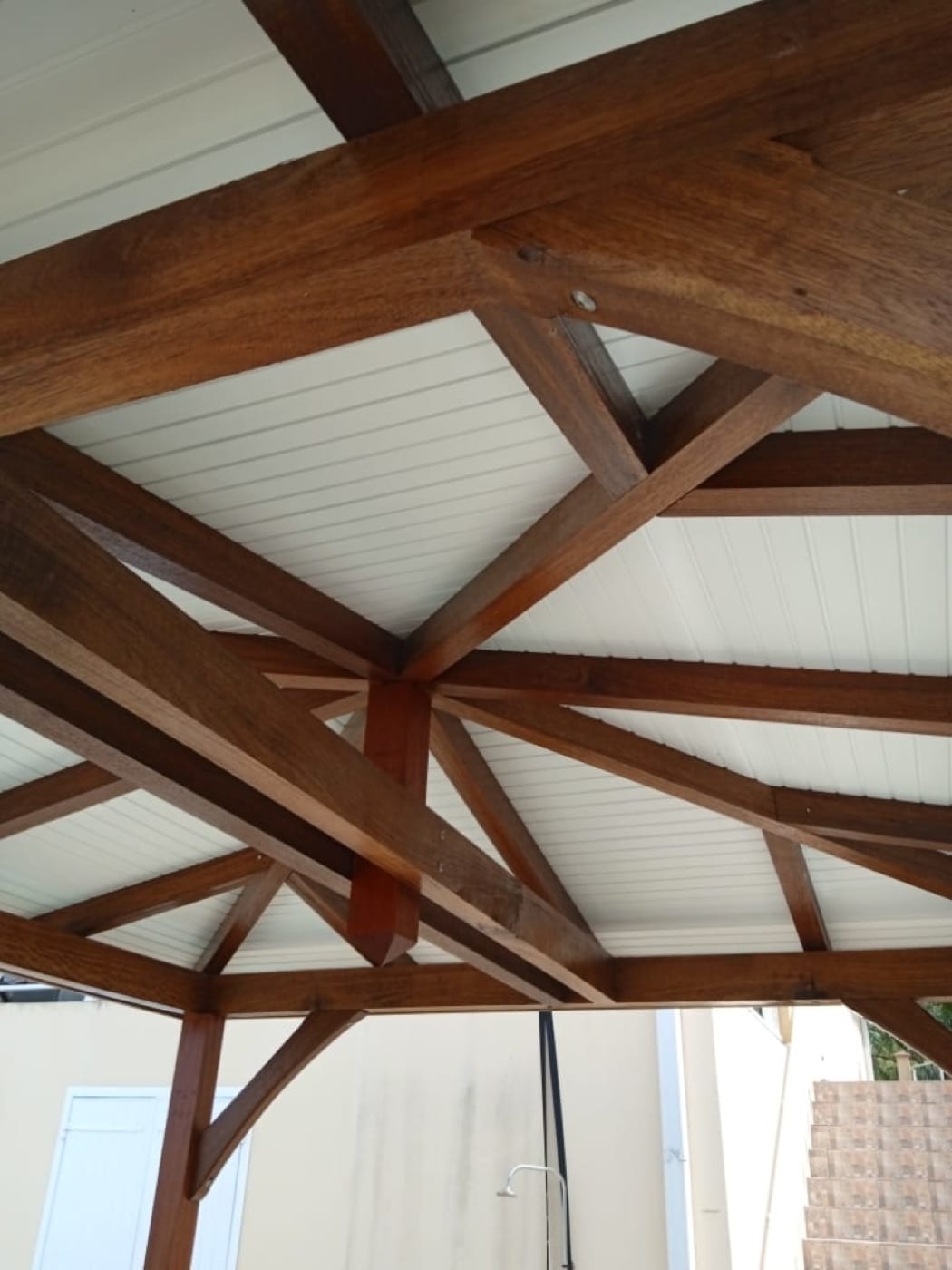 Carbet en bois en cours de construction en Martinique