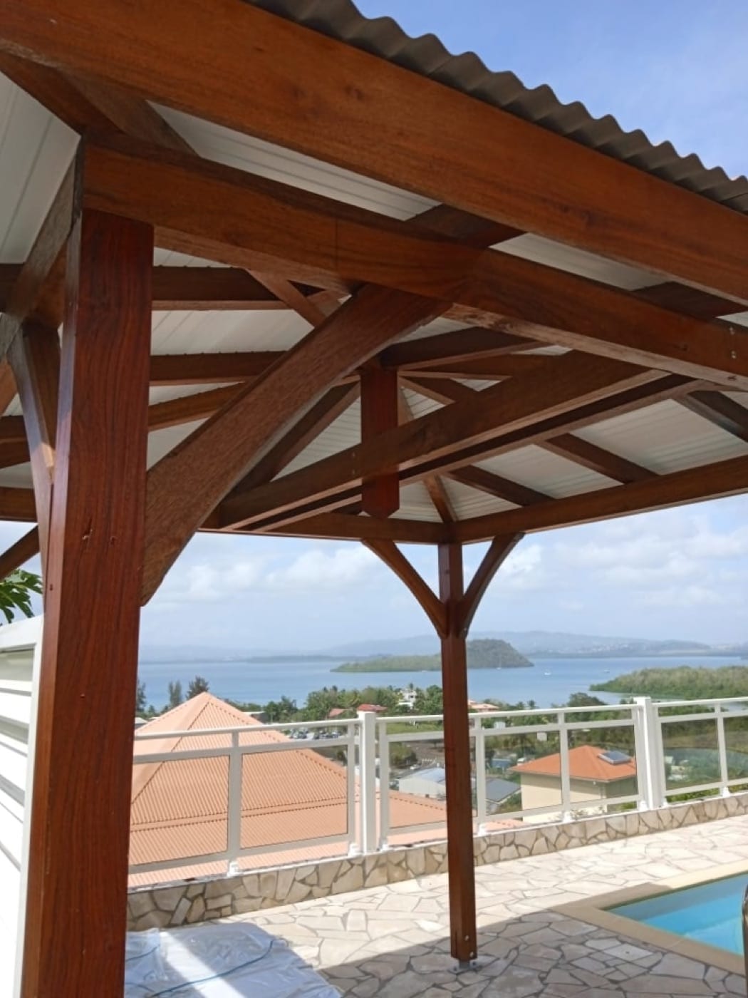 Carbet kiosque de détente ombragé au cœur d'un jardin en Martinique