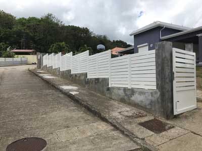 Clôture aluminium avec portail coulissant assorti devant une villa en Martinique