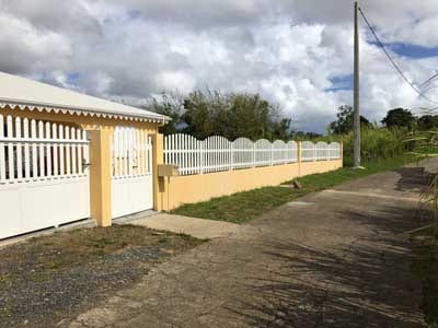 Clôture en gabion brise-vue en cours de pose en Martinique