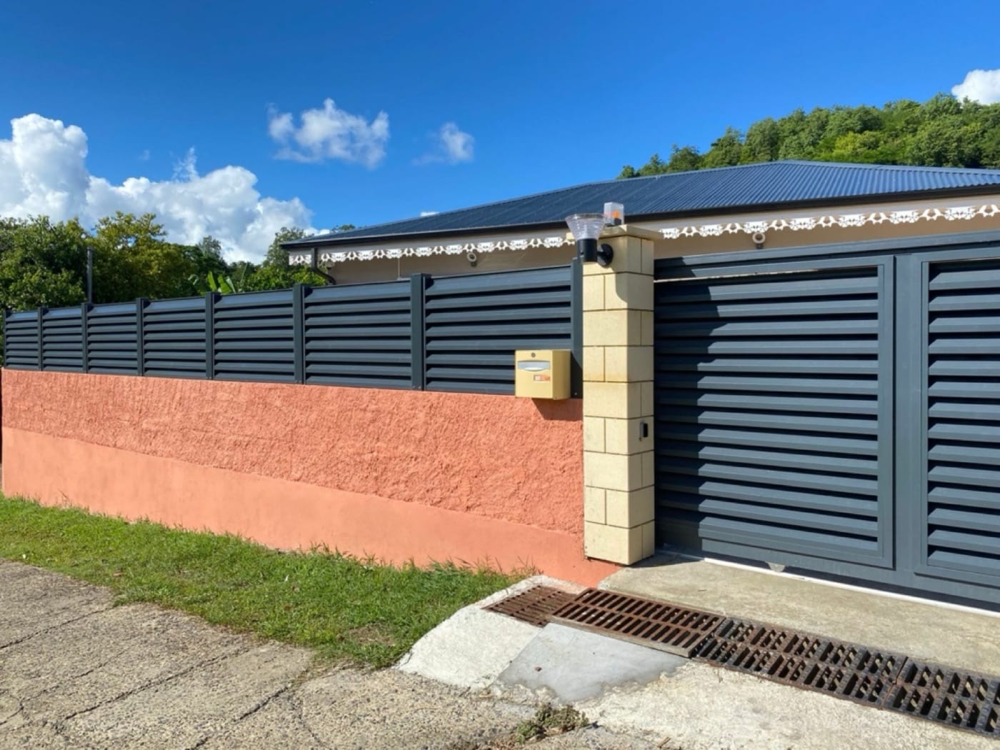 Clôture réalisée par FOR HOME DESIGN en Martinique