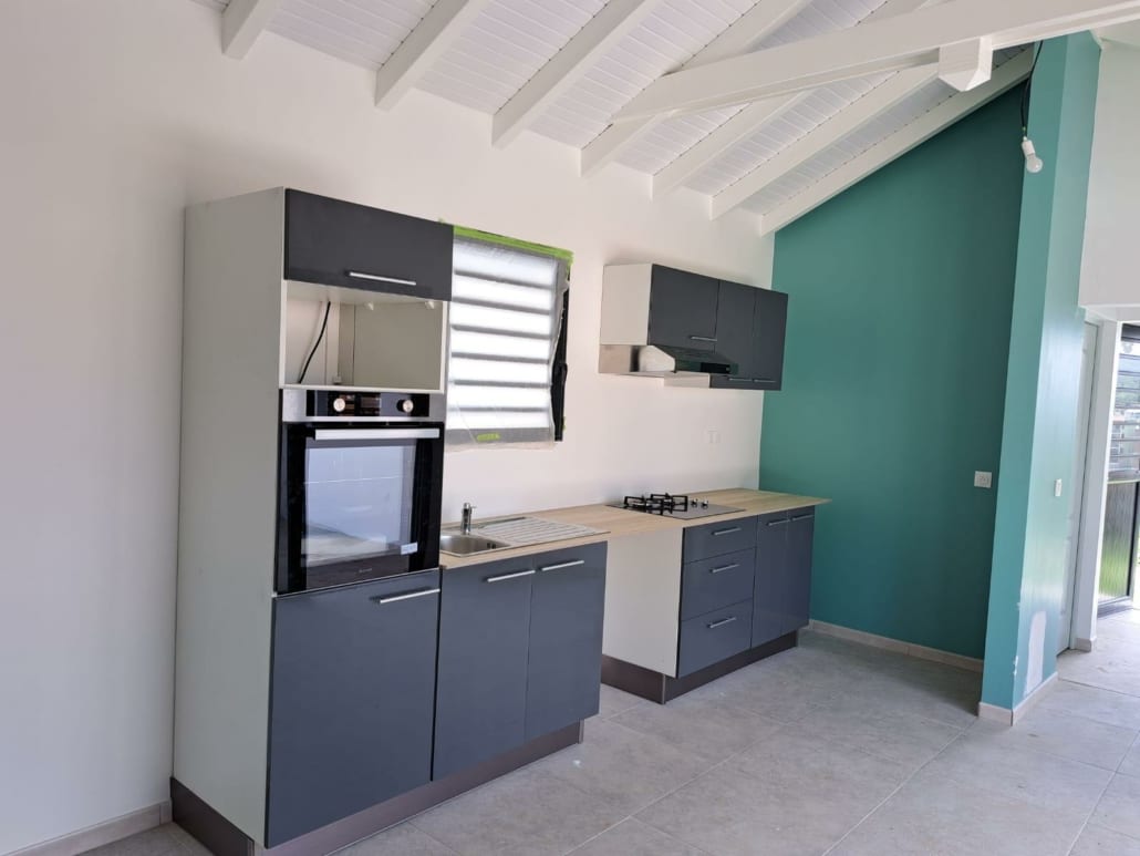 Cuisine équipée sur mesure avec îlot central réalisée en Martinique