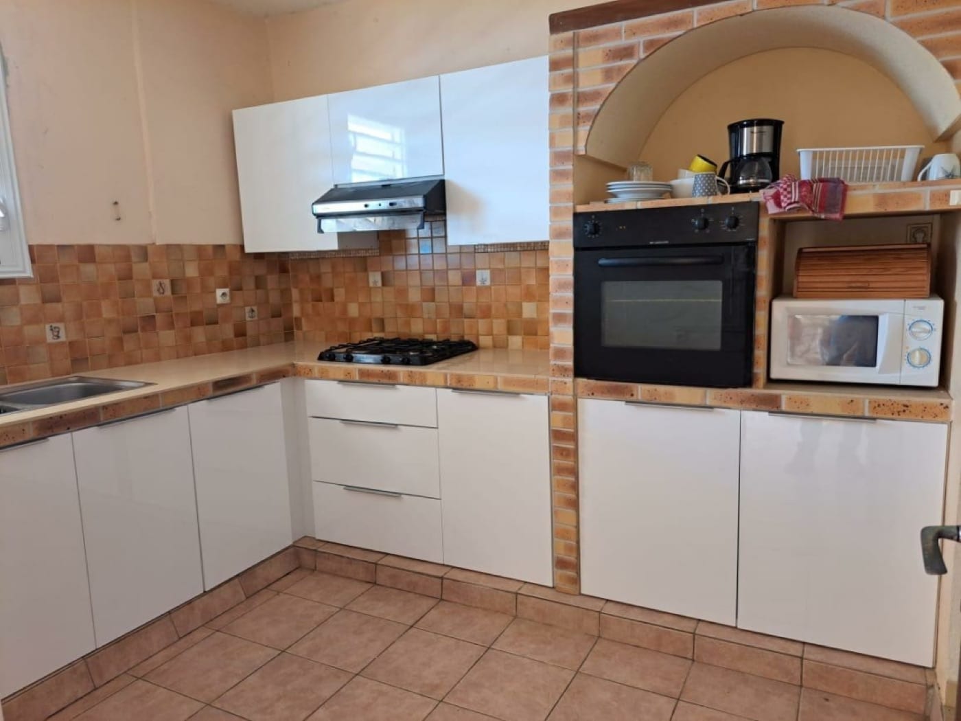 Cuisine moderne avec plan de travail en quartz et meubles sur mesure