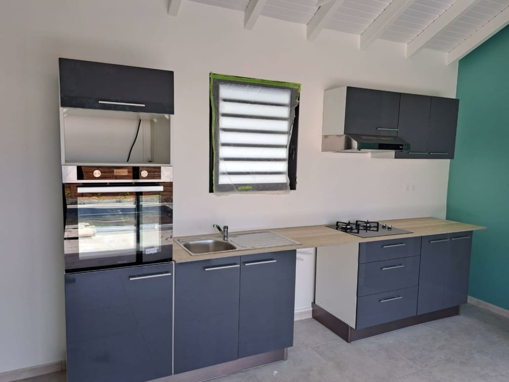 Cuisine équipée en cours d'installation dans une maison en Martinique