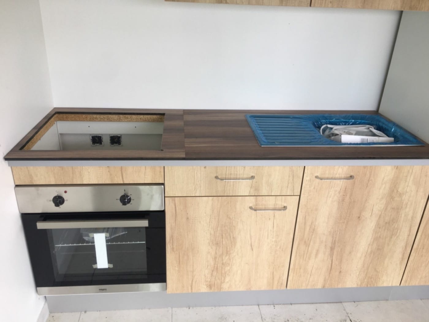 Cuisine ouverte avec îlot central et crédence dans une villa