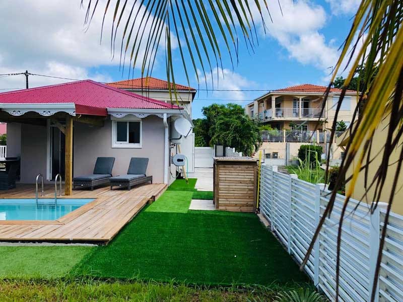 Pose d'un deck sur plots et lambourdes en cours en Martinique