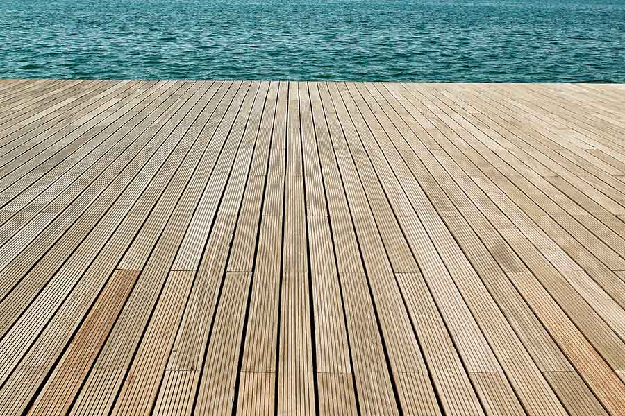Deck en bois exotique avec marches et finitions soignées