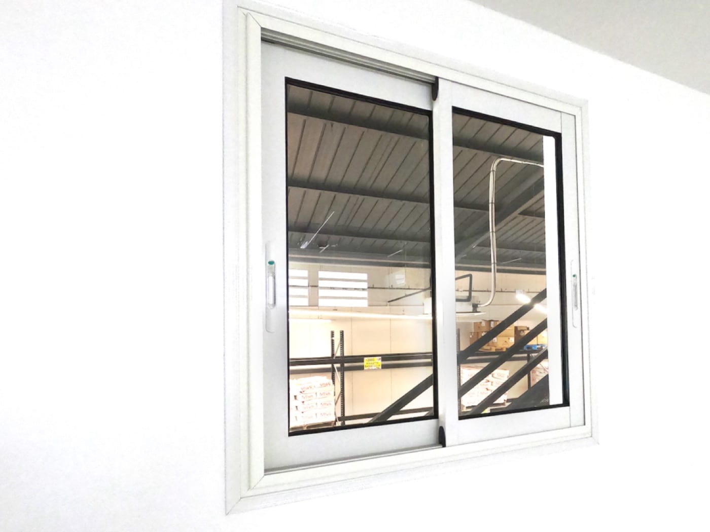Fenêtre aluminium 2 battants posée sur une villa en Martinique