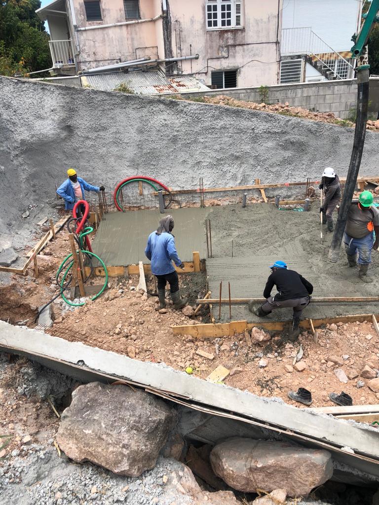 Fondations et chaînage en béton armé sur un chantier en Martinique