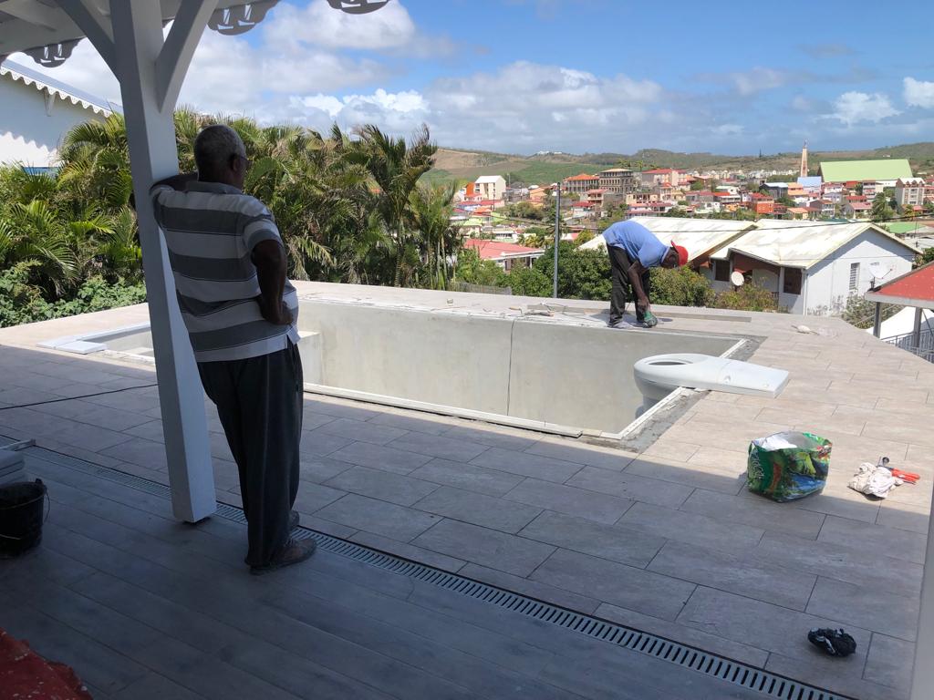 Piscine réalisée par FOR HOME DESIGN en Martinique