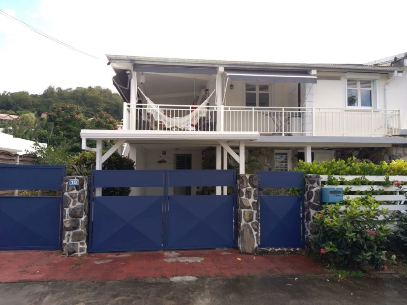 Portail aluminium coulissant motorisé installé en Martinique