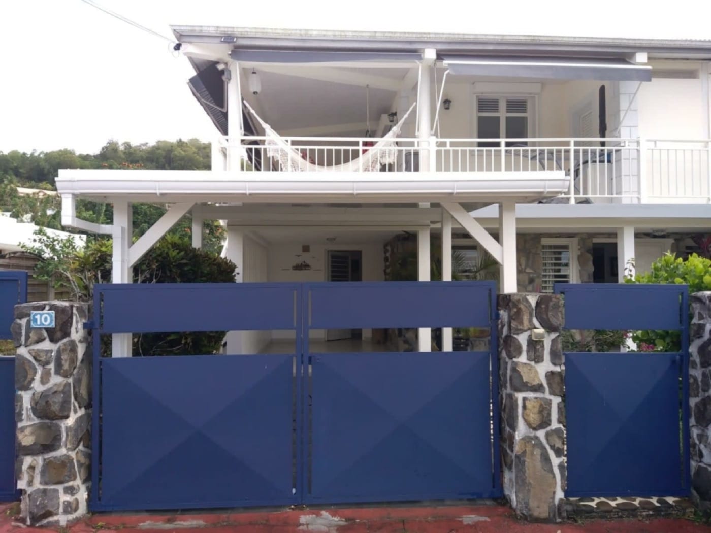 Portail battant aluminium brise-vue sur mesure en Martinique