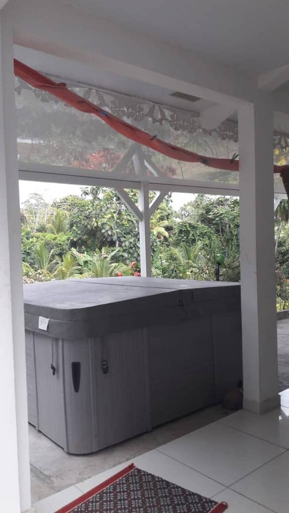 Terrasse en béton décoratif devant une villa en Martinique