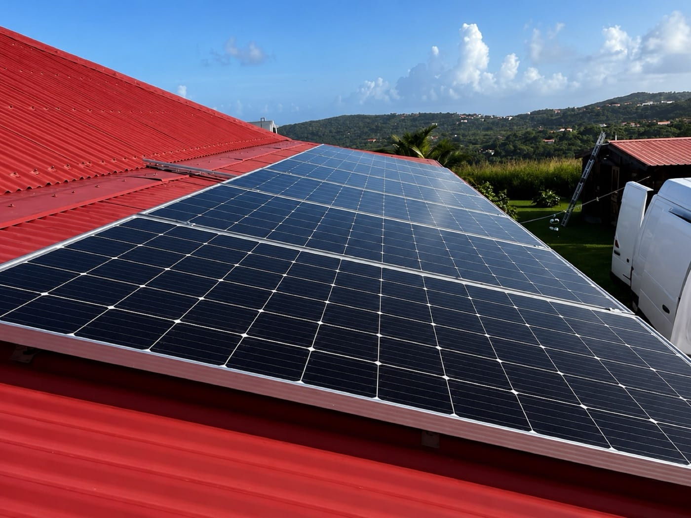 Panneaux solaires photovoltaïques produisant de l'électricité en Martinique
