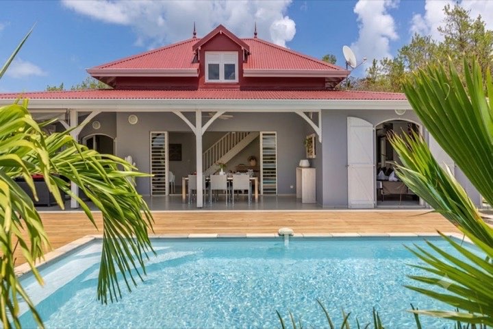 Maison rénovée en Martinique avec une toiture neuve adaptée au climat tropical